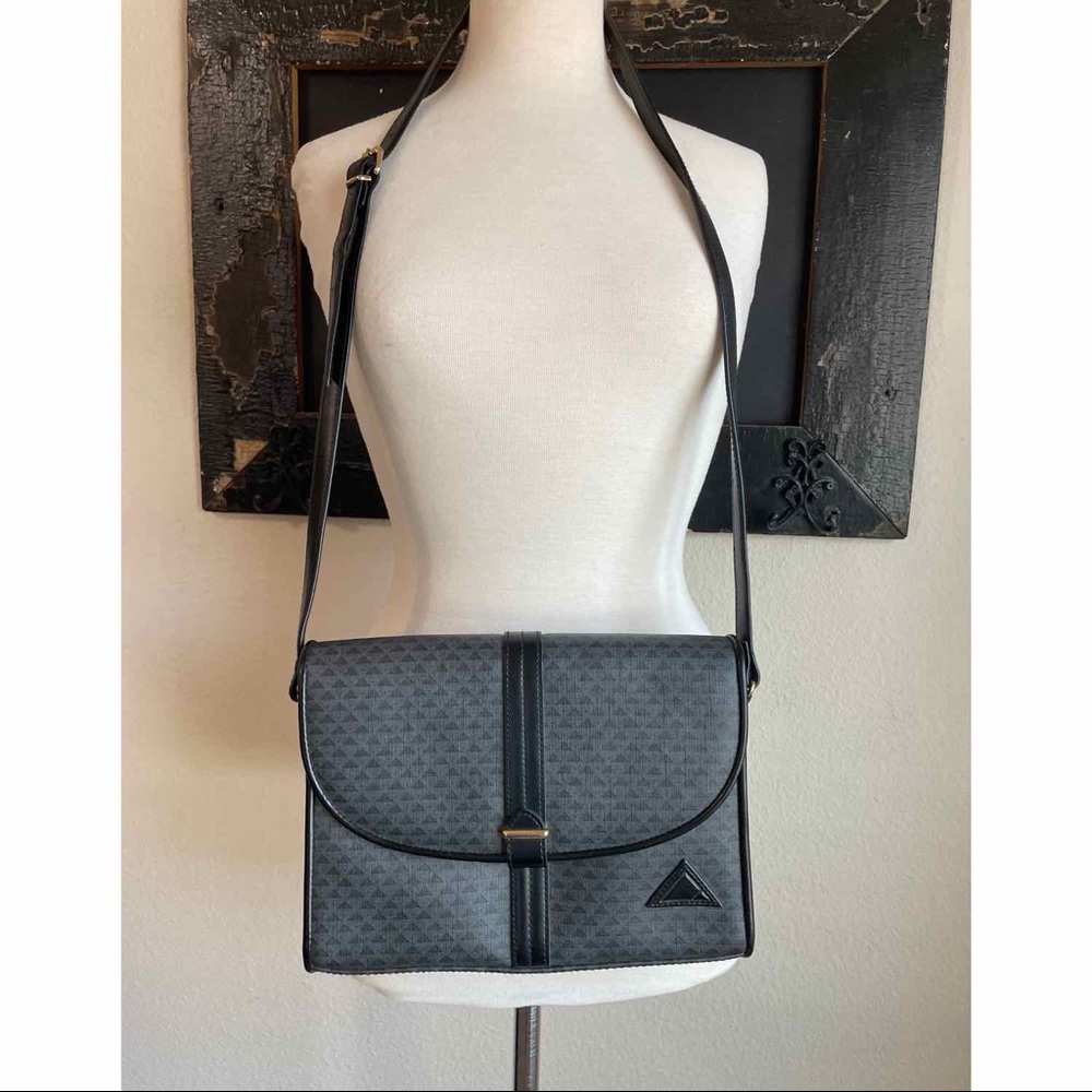 Vintage Liz Claiborne Triangle Crossbody Shoulder Purse